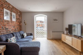 Luxury Apartment Woodsmill View - on the river - with balcony - Recently refurbished